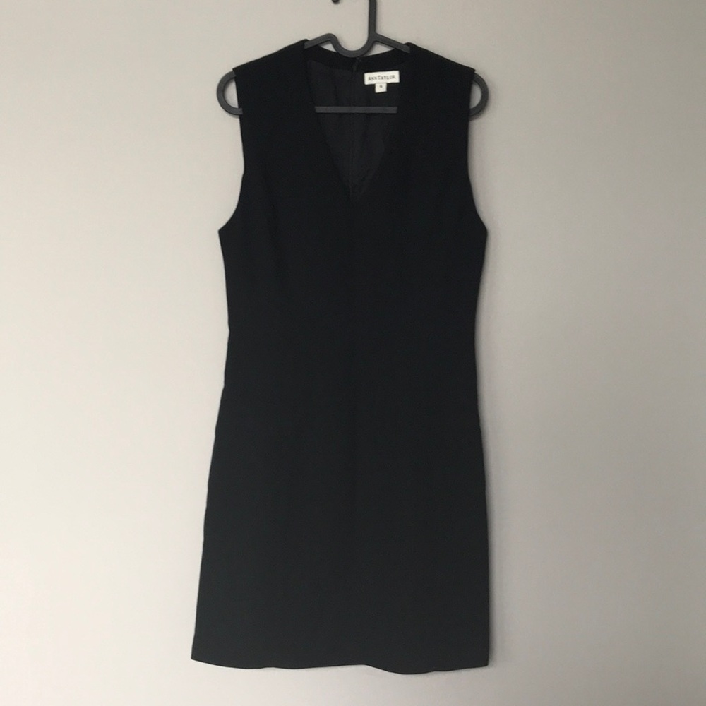 Ann Taylor v-neck mod shift dress with pockets
